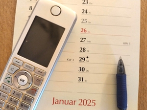 Kalender Januar 2025 mit Telefon und Stift