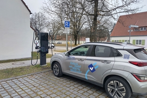 Ladesäule im Amselweg mit E-Auto